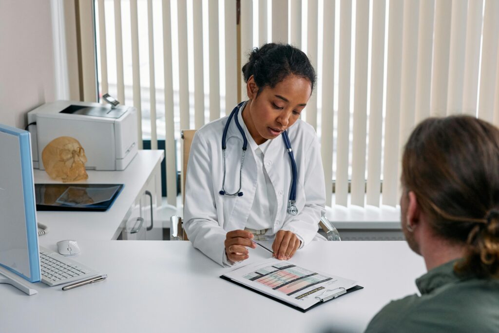 Doctor consulting with a patient about gastrointestinal symptoms, overlapping conditions like heart disease, kidney issues, and gynecological complaints for accurate diagnosis.