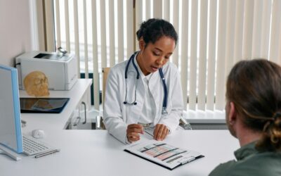 Doctor consulting with a patient about gastrointestinal symptoms, overlapping conditions like heart disease, kidney issues, and gynecological complaints for accurate diagnosis.